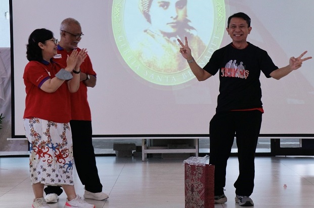 Pembagian kenang-kenangan kepada pak Budi & pak Julius PAKAI_1